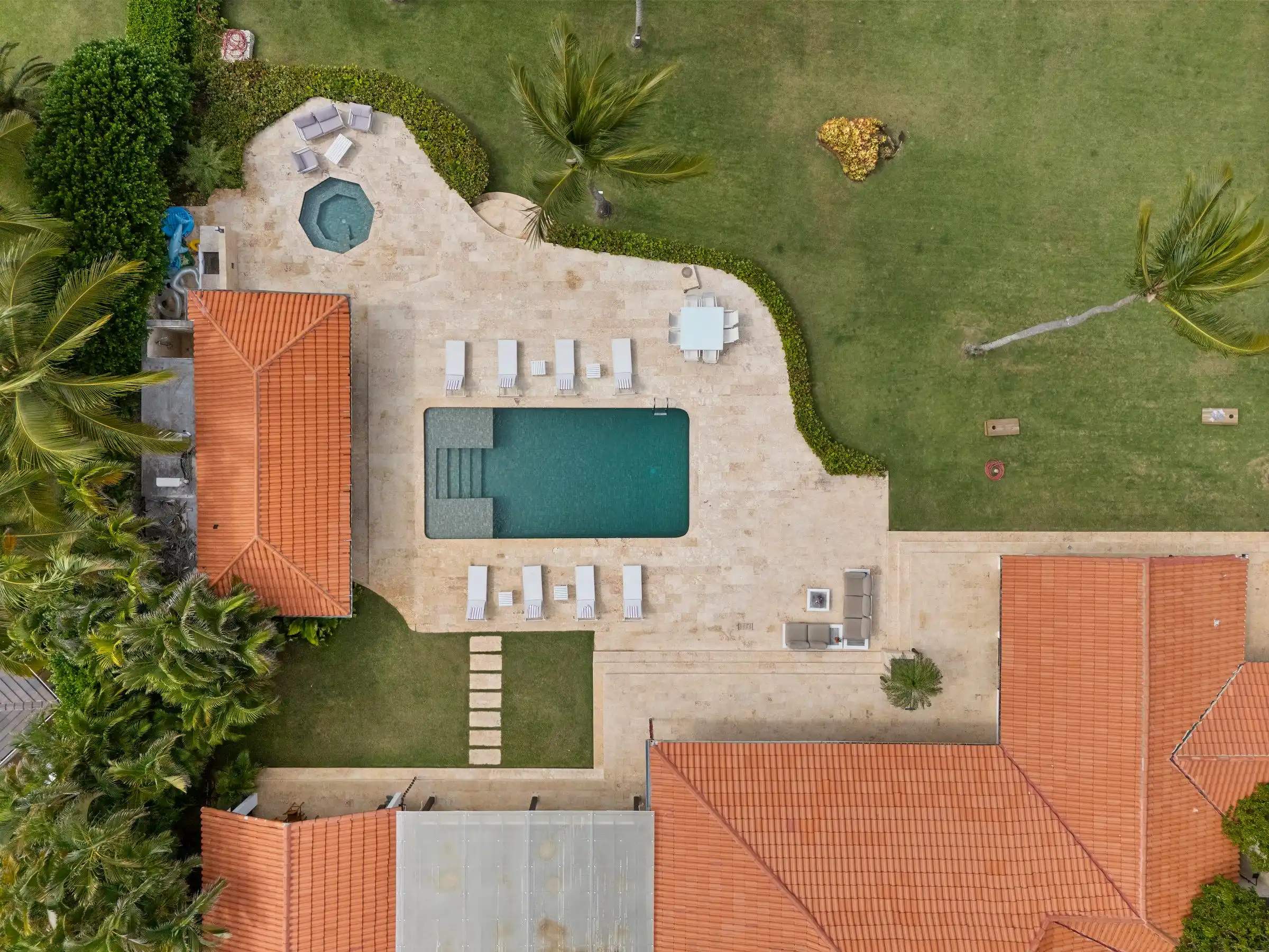 Overhead aerial of the Costa Verde 3 roofline, pool terrace and 2,883 m² ocean-front parcel at Casa de Campo
