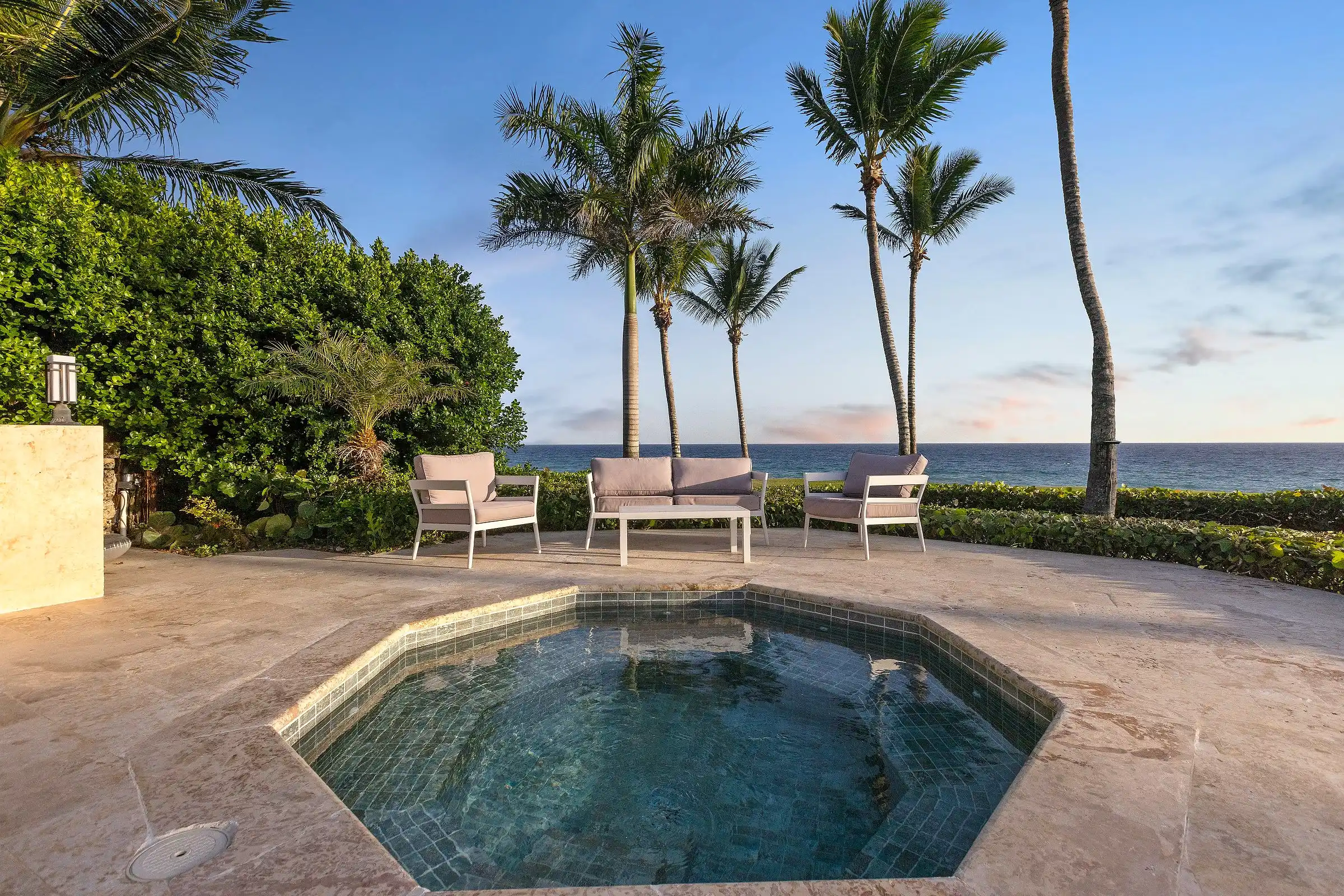 Jacuzzi set into the stone terrace at Costa Verde 3, looking straight out over the hedge to the Caribbean