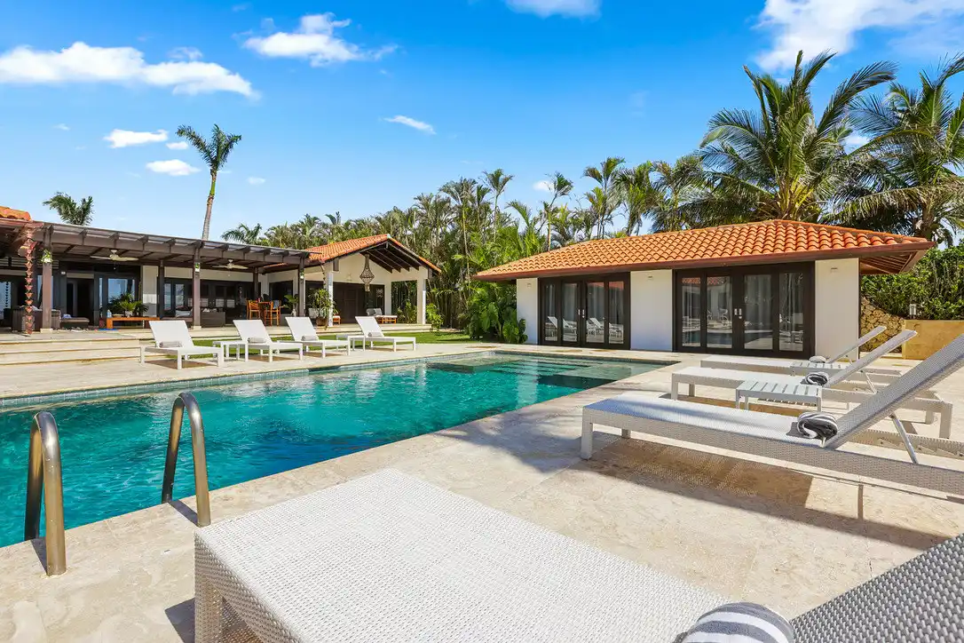 The ocean-front pool and tiled-roof poolhouse at Costa Verde 3