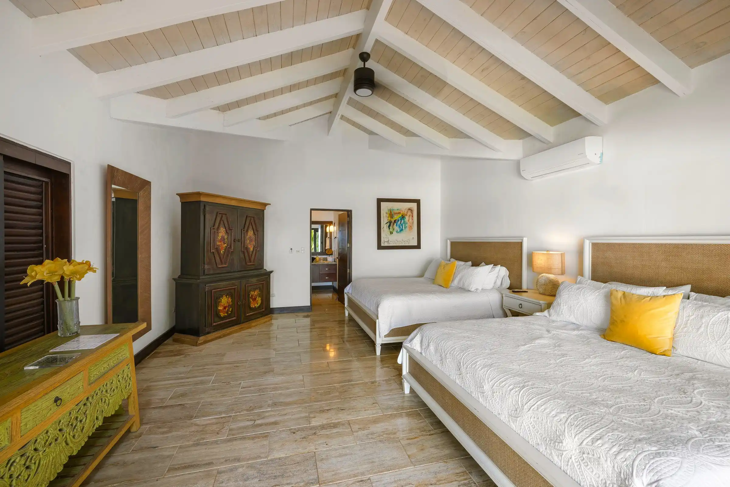 Twin bedroom at Costa Verde 3 beneath a vaulted white ceiling, ready for guests